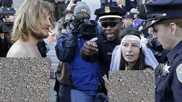 اقدام بی شرمانه عروس و داماد امریکایی در خیابان + عکس