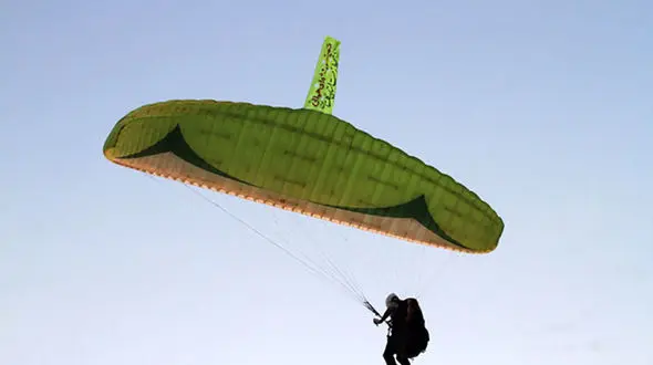 سقوط مرگبار پاراگلایدر سوار 55 ساله مشهدی در مینودشت