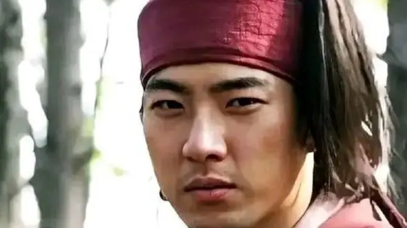 «جومونگ» در حال صحبت با موبایل در پشت صحنه سریال جومونگ