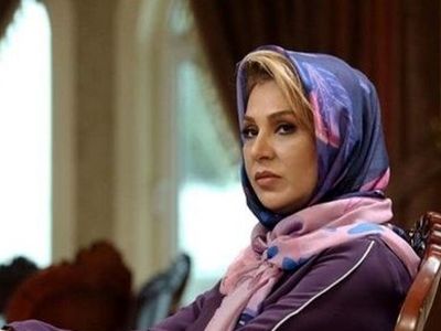 چهره شاداب و نچرال نسرین مقانلو در 19 سالگی کیک به دست جلوی خانه مادربزرگش+عکس/ تیپ سراسر مشکی خانم بازیگر