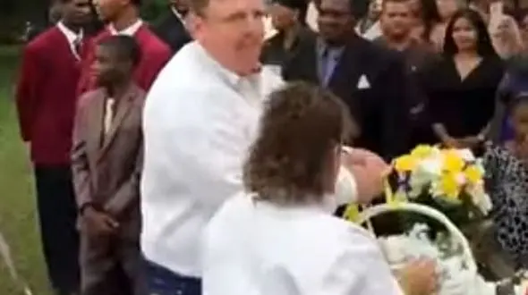 صحنه تلخ مرگ کبوتر در تصادف با کامیون هنگام مراسم تشییع+فیلم