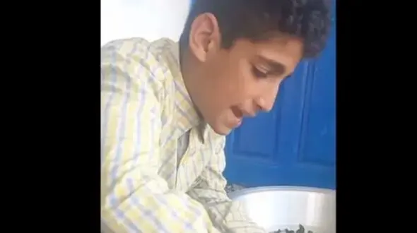 فیلم آواز باشکوه و احساسی پسربچه شمالی/  با صدای سوزناکش واسه مادرش آهنگ میخونه!