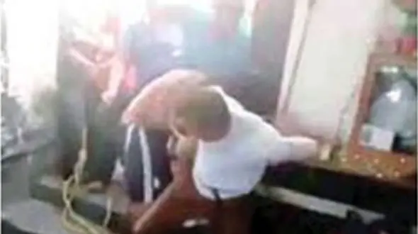 بی حیایی عمو و برادرزاده با 2 کودک! + عکس 