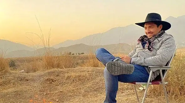 نگاهی به سفر تفریحی بهرام رادان به آفریقا جنوبی / از عکس یادگاری با گورخر و زرافه تا اقامتگاهی در دل جنگل