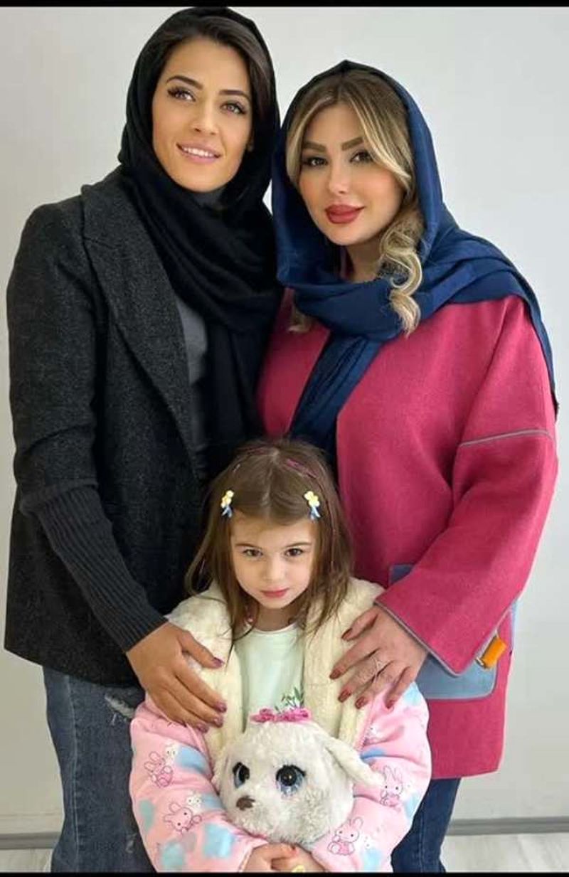 عکس نیوشا ضیغمی با دخترش