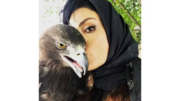 بوسه سارا خوئینی ها بر گونه عقاب! +عکس