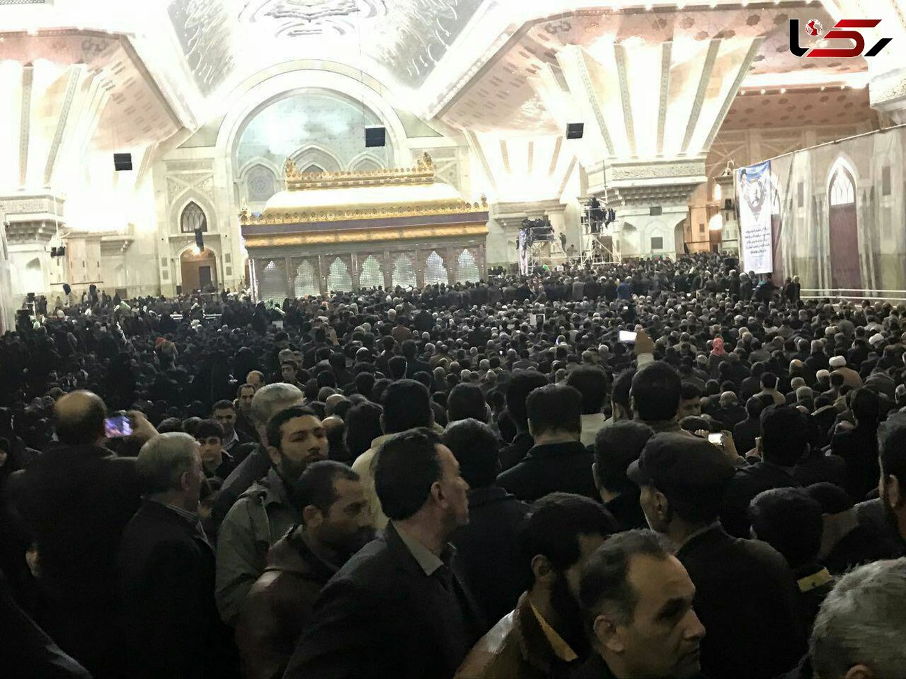 ظرفیت صحن امام خمینی (ره) تکمیل شد / مردم اصرار به ورود دارند + عکس 