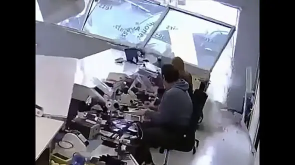 فاجعه در کسری از ثانیه! / ویدئوی برخورد ماشین با فروشگاه موبایل منتشر شد