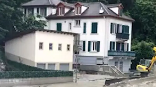 از سیل در سوئیس تا له شدن پورشه زیر کامیون