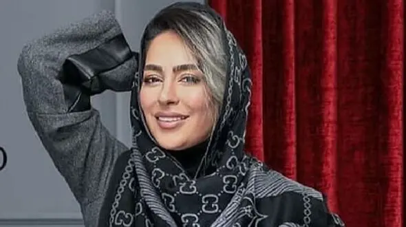 تیپ متفاوت سمانه پاکدل در کافه‌ای دنج و ژستی عاشقانه و خاص