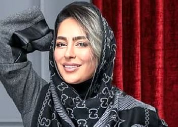 تیپ متفاوت سمانه پاکدل در کافه‌ای دنج و ژستی عاشقانه و خاص