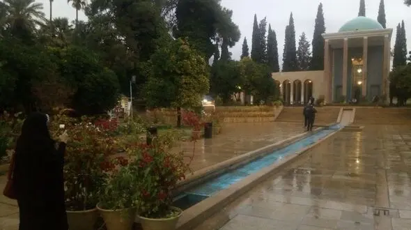 در پاییز به شهر شعر،گل و بلبل سفر کنید