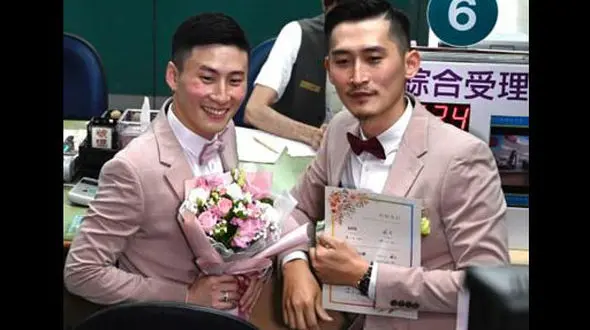 300 مرد همزمان با یکدیگر ازدواج  کردند / فساد این بار در آسیا!+ عکس و جزییات تکاندهنده