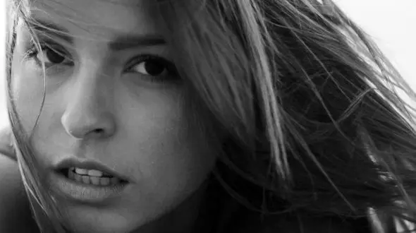 جنجال عکس‌های زن مشهور در اورشلیم! + عکس