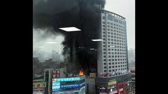 عکس وحشتناک از 2 مرد بیرون پنجره های برج آتشین + تصاویر و جزییات