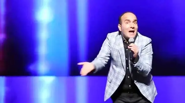 فیلم غش خنده / حسن ریوندی در شهری بدون حضور تماشاگر، برنامه تقلید صدای دختر تاجیکی را اجرا کرد 