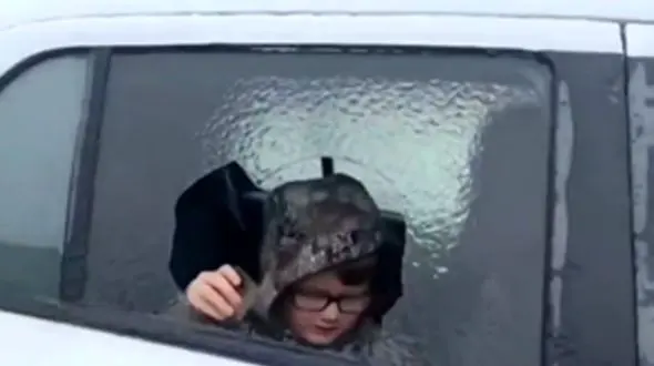 شوکه شد/ فکر کرد شیشه ماشینش شکسته اما حقیقت یخ‌زدگی بود + فیلم