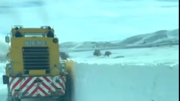 بارش سنگین ۱.۵ متری برف در محور مهاباد به بوکان؛ روستای بورهان زیر برف + فیلم