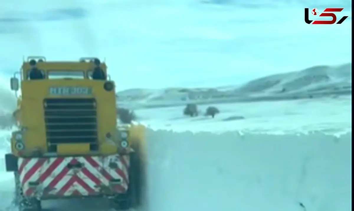 بارش سنگین ۱.۵ متری برف در محور مهاباد به بوکان؛ روستای بورهان زیر برف + فیلم