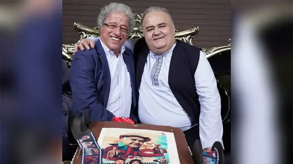 فیلم/خمسه با چشمانی اشکبار: هنوز باورم نمی شود اکبر عبدی رفته؛ انگار فقط دارد یک سکانس بازی می کند
