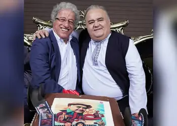 فیلم/خمسه با چشمانی اشکبار: هنوز باورم نمی شود اکبر عبدی رفته؛ انگار فقط دارد یک سکانس بازی می کند