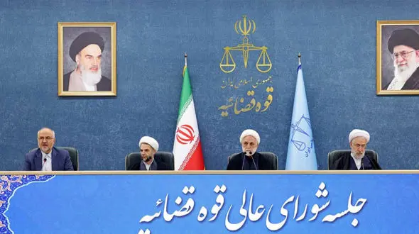 رئیس قوه قضاییه : عده‌ای با رانت پول‌های فراوان به جیب می‌زنند/ تضمین‌ها ی لازم در پرداخت تسهیلات بانکی اخذ نمی‌شود