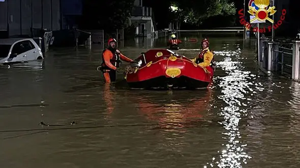 وحشت مردم ایتالیا از بارندگی شدید و مرگبار / همه فکر کردند زلزله آمده !