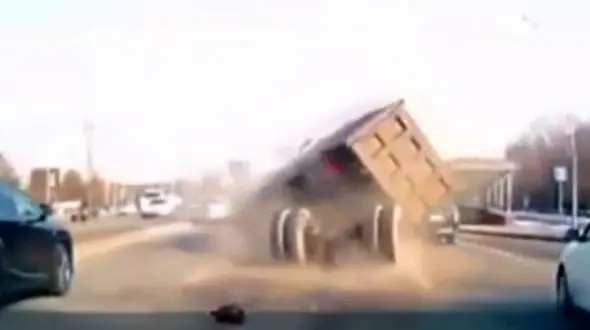 تصادف وحشتناک در بزرگراه! + فیلم