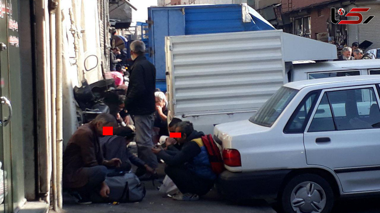 فیلم باورنکردنی از گذر جنوب بازار تهران / تسخیر راسته پارچه فروشان توسط معتادان! + فیلم و عکس
