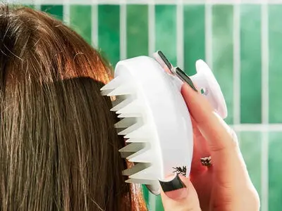 آیا می دانید که پوست کف سر هم مانند پوست صورت نیاز به لایه برداری دارد؟