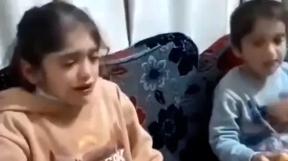 فیلم / بازداشت مادری  که فیلم خوراندن فلفل تند به فرزندانش را پخش کرد / برای فالور داشتن بچه هایش را فدا کرد