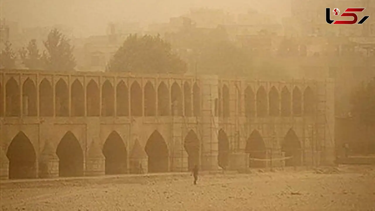 آسمان اصفهان در محاصره گرد و خاک