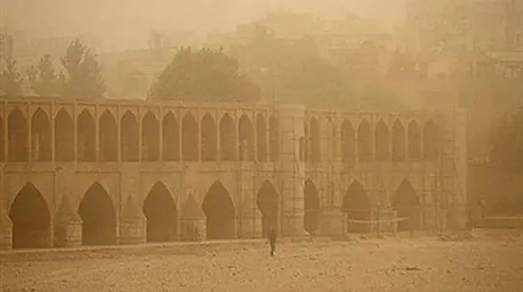 آسمان اصفهان در محاصره گرد و خاک