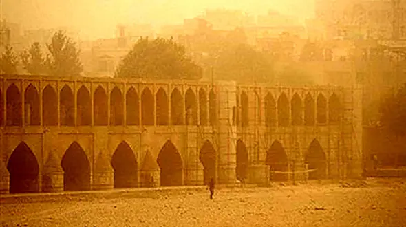آسمان اصفهان در محاصره گرد و خاک