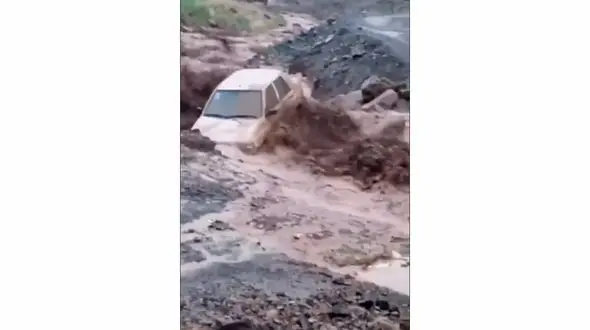 سیلاب پراید را با خودش برد / در کلات خراسان رخ داد + فیلم 