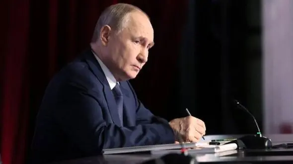 تلاش ناموفق برای ترور پوتین / یکی از لیموزین‌های کاروان پوتین منفجر شد +فیلم