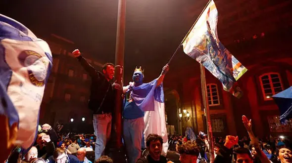 مرگ تلخ هوادار در جشن قهرمانی ناپولی