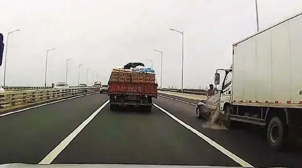 لحظه وحشتناک پرت شدن راننده روی سقف خودرو!