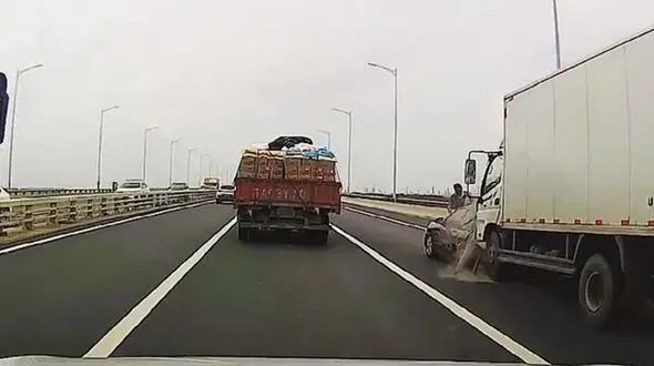 لحظه وحشتناک پرت شدن راننده روی سقف خودرو!