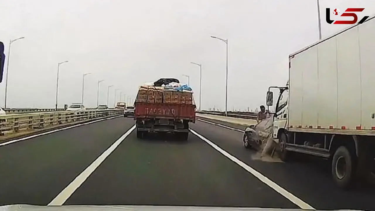 لحظه وحشتناک پرت شدن راننده روی سقف خودرو!