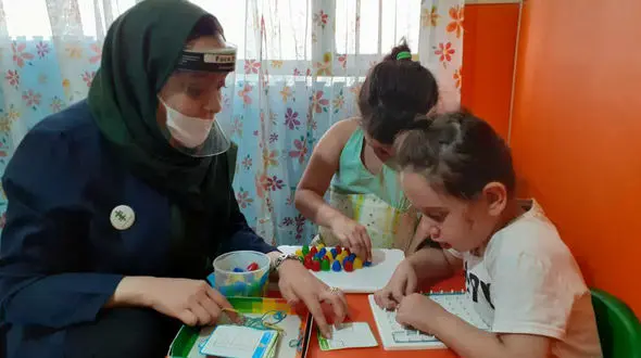 کودکان اوتیسم حساسیت را فریاد می زنند / حمایت از کودکی کودکان نیاز ویژه با پازلی ها  + فیلم