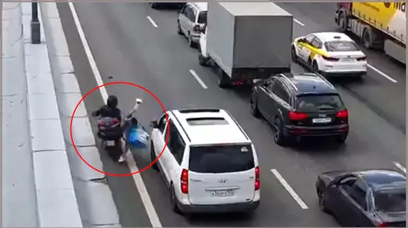 فیلم لحظه تصادف هولناک مرد موتورسوار با جوان بستنی فروش وسط اتوبان /  ببینید