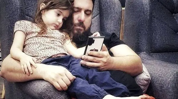 دلبری دختر زیبای محسن کیایی برای پدرش | عکس قاب گوشی بامزه محسن کیایی