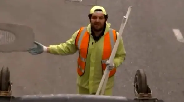 فاجعه شهری / ترکیدن گالن اسید بر صورت رفتگر تهرانی + فیلم و عکس