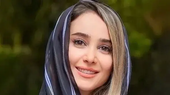 عکس/ الناز حبیبی با حضور در تبلیغ یک برند ، به سوژه داغ فضای مجازی تبدیل شد / تابوشکنی یا تبلیغ حرفه‌ای؟!