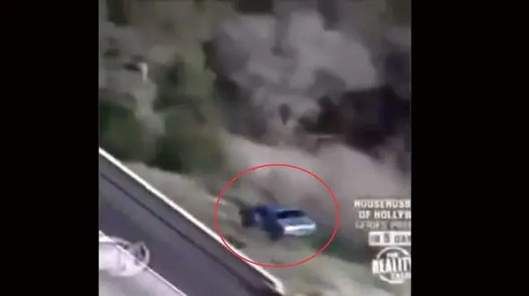 صحنه سقوط خودرو یک مجرم فراری به دره حین تعقیب‌وگریز با پلیس +فیلم هوایی