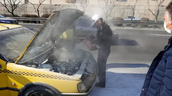 پلیس راهور ناجی مرد تهرانی شد / نجات از صحنه پژوی آتش گرفته+ عکس