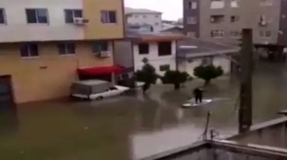 فیلم قایق‌سواری در خیابان‌های بندرانزلی پس از بارش شدید باران + فیلم