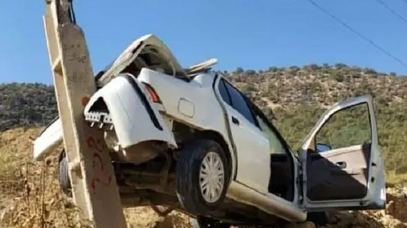تصادف هولناک  سمند با تیرچراغ برق در توس / سمند مچاله شد