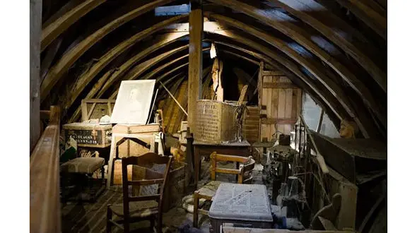 کشف گنج تاریخی از زیر شیروانی یک خانه / همه شوکه شدند + عکس